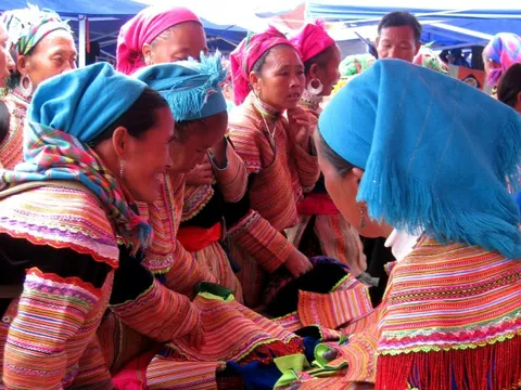 Sắc màu chợ phiên vùng cao ngày giáp Tết