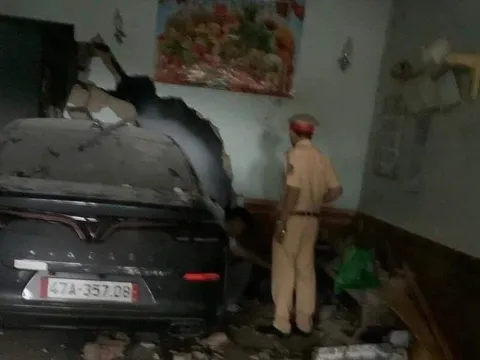 Đang nằm trong nhà, người đàn ông bị xe ô tô lao vào tông tử vong