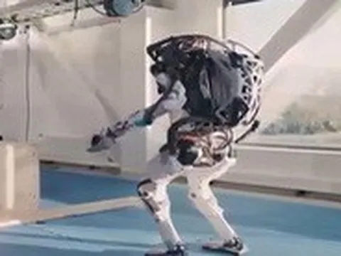 Robot hình người có thể thực hiện kỹ năng mới đáng kinh ngạc