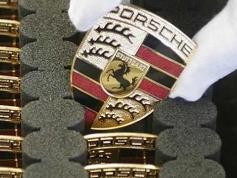 Huy hiệu Porsche ra đời từ một bữa ăn