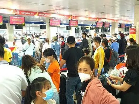 Phá kỷ lục về lượng khách, sân bay Tân Sơn Nhất căng mình ứng phó