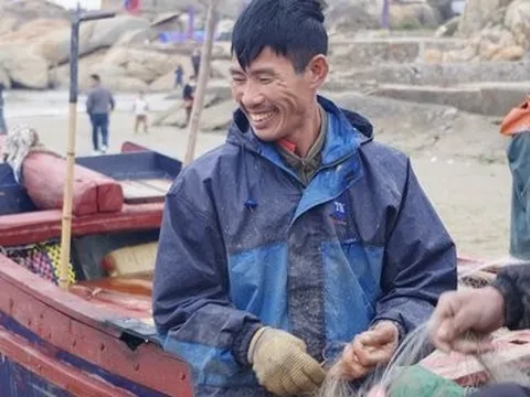 Thanh Hóa: Ngư dân phấn khởi "đi thấp" kiếm tiền triệu ngày đầu năm