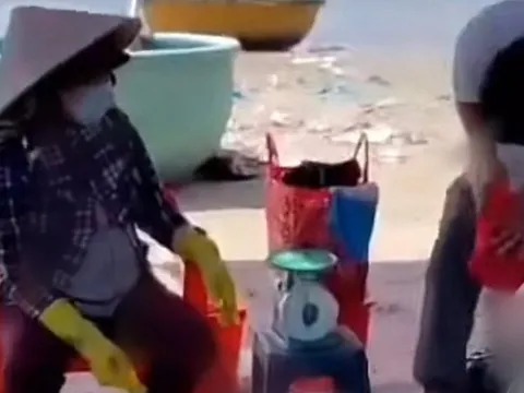 Cán bộ thu giữ các cân gian lận ở Mũi Né bị chặn đường hành hung