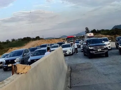 Nhiều xe ôtô đi "lụi" vào cao tốc Dầu Giây-Phan Thiết chỉ mới thông xe kỹ thuật