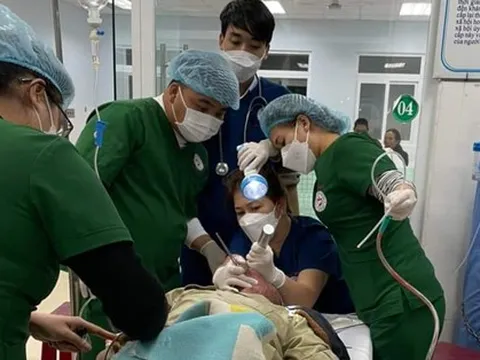 Ăn đoạn lòng lợn dài 25 cm, người đàn ông suýt chết