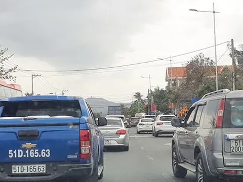 Trở lại TP HCM, nhiều tài xế ngán ngẩm cảnh kẹt xe kéo dài trên Quốc lộ 1A