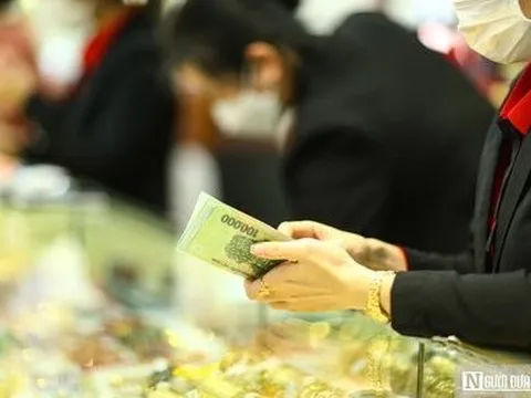 Người dân tấp nập mua vàng lấy may ngày vía Thần Tài