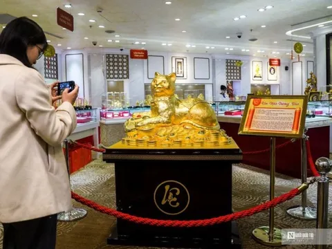 Ngắm “Kim Mão Vương Bảo” nặng 48kg vàng chào ngày Thần Tài