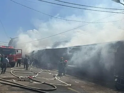 Đồng Nai: Nhiều ki-ốt tại chợ Long Khánh cháy dữ dội trưa mùng 10 Tết