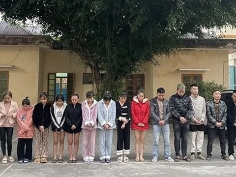 Bắt nhóm “nam thanh nữ tú” tổ chức bay lắc tại nhà riêng