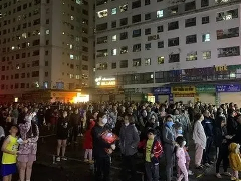 Cháy chung cư ở Hà Nội, cảnh sát hướng dẫn cả trăm người thoát nạn