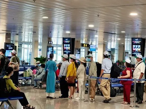 Khách bay qua sân bay Tân Sơn Nhất đông chưa từng có