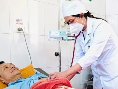 Đang khỏe mạnh bỗng khó thở và đau ngực dữ dội, người đàn ông ngừng tim 5 lần