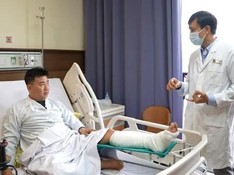 Gắng sức đuổi theo xe buýt, người đàn ông suýt mất chân