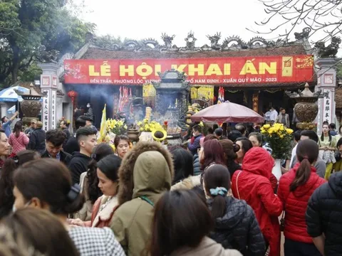 Dòng người nườm nượp về đền Trần trước giờ Khai ấn