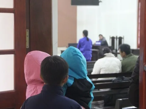 Xót xa ba đứa trẻ khóc oà bên hành lang phiên toà xét xử mẹ