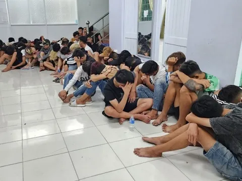Bắt 46 thanh niên mang hung khí "bom xăng" đi hỗn chiến