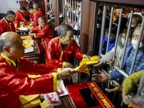 Người dân đội mưa, chen lấn xô đẩy lấy ấn đền Trần