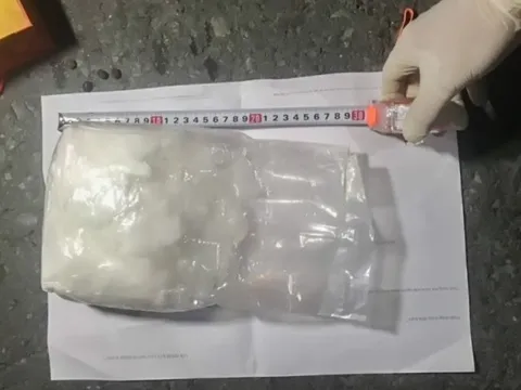 Vĩnh Long: Bắt đối tượng vận chuyển gần 1 kg ma túy