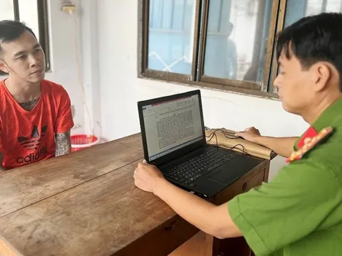 Tạm giữ nam thanh niên dùng xăng đốt người phụ nữ đánh nhau với mẹ