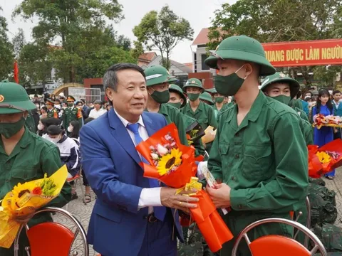 Thanh niên Bắc Trung Bộ nô nức lên đường nhập ngũ