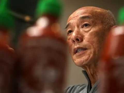 Từ doanh thu hơn 2.000 USD/tháng, tỷ phú đôla gốc Việt đưa tương ớt Sriracha ‘khuynh đảo’ thị trường Mỹ chỉ nhờ truyền miệng và 1 website đơn giản
