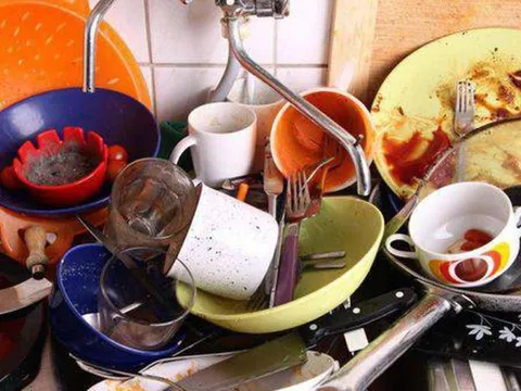 6 thói quen rửa bát khiến vi khuẩn bám đầy bát đĩa, vì sức khỏe cả gia đình bạn nên thay đổi ngay