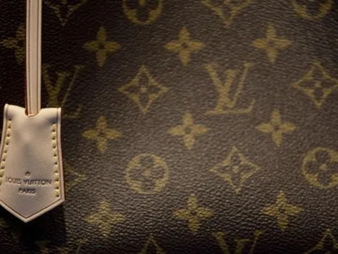 Louis Vuitton và công thức thống trị thế giới xa xỉ: Bán 'di sản', sản xuất hạn chế khiến khách hàng bất chấp mua dù giá 'trên trời'
