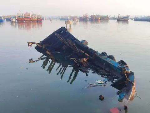 Hai tàu cá đậu ở âu thuyền bất ngờ bốc cháy trong đêm