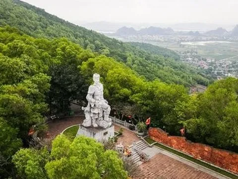 Chiêm ngưỡng tượng Đức Thánh Trần trên núi cao nhất cả nước