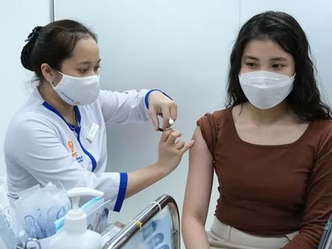 Lễ tình nhân đặc biệt: Nhiều bạn trẻ tặng người yêu "Vắc xin tình yêu"