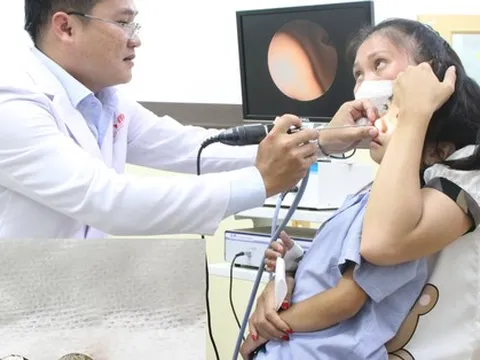 CLIP: Lấy ra 2 viên pin nằm sâu trong khoang mũi bé gái