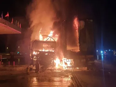 Sau tiếng nổ lớn, 2 ô tô đậu gần cây xăng bốc cháy dữ dội