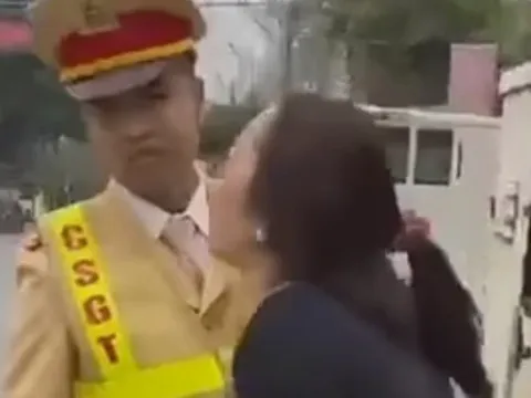Tạm giữ người phụ nữ xin xe không thành chửi bới, lăng mạ CSGT