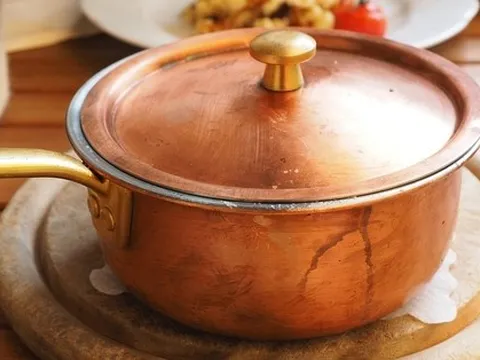 Chuyên gia nói gì trước thông tin lan truyền 'sử dụng nồi đồng, bát đĩa bằng đồng tốt hơn'