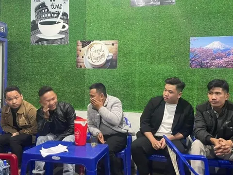 Huế: Bắt quả tang 11 đối tượng chơi xì lác ăn tiền trong quán cà phê