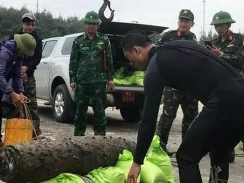Ngư dân kéo lưới, phát hiện bom "khủng" dưới biển