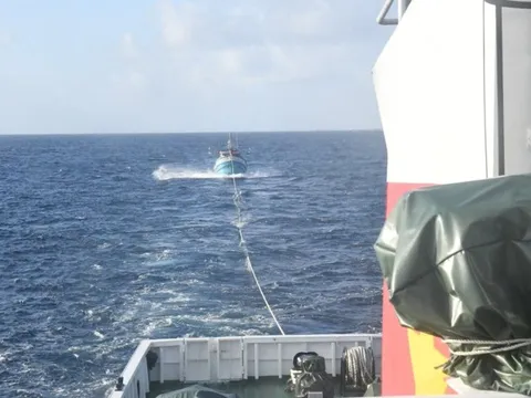 Tàu cá bị hỏng máy trên biển được lai kéo về đảo Đá Tây sửa chữa