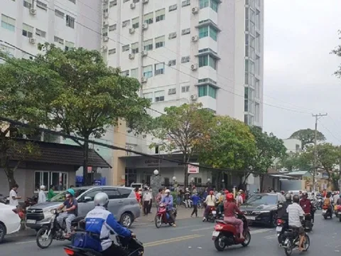 Giải cứu thanh niên nghi ngáo đá ngồi trên lan can sân thượng