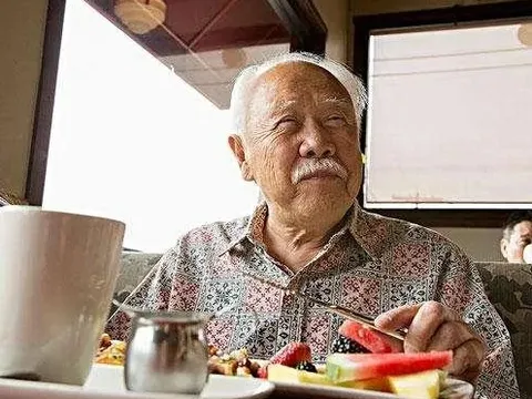 Người đàn ông 62 tuổi bỏ bữa tối để giảm mỡ máu, sau nửa năm sức khỏe thế nào?