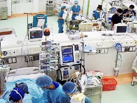 TPHCM thưởng 'nóng' cho ê kíp bác sĩ cứu sống bệnh nhi bị viêm cơ tim tối cấp