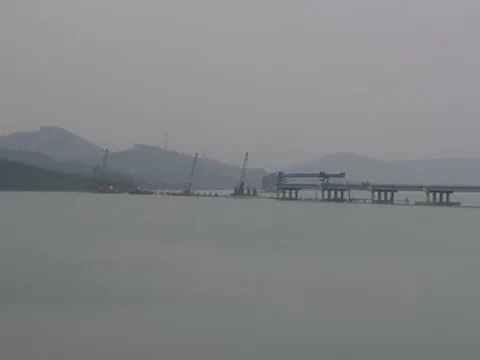 Thanh Hóa: Cầu vượt cao tốc thi công trái phép trên lòng hồ Yên Mỹ