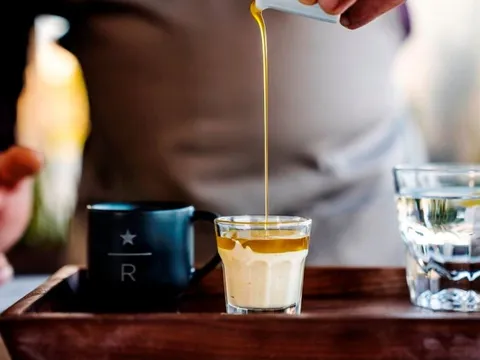 Starbucks ra mắt sản phẩm mới: Mỗi cốc cà phê sẽ có thêm 1 thìa dầu ô liu, CEO tuyên bố nếu bị khách hàng ‘chê’ sẽ không về Mỹ
