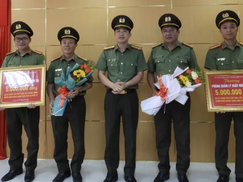 Khen thưởng các đơn vị bắt giữ đối tượng Hàn Quốc bị Interpol truy nã