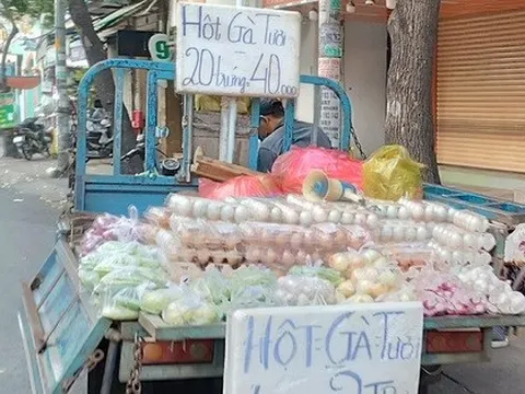 TP HCM: Trứng gà giá rẻ đổ ra đường