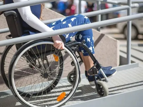 Cô gái trẻ tuổi phải ngồi xe lăn 6 tháng vì 1 thói quen mà rất nhiều người thường làm hàng ngày