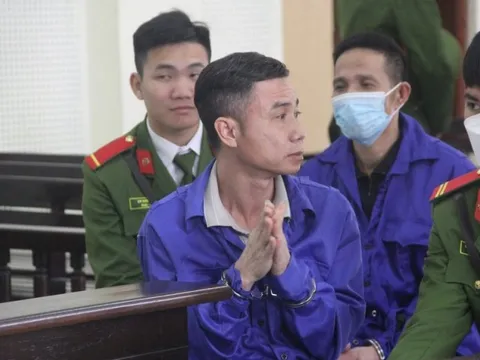 Người đàn ông phạm tội giết người vì ghen tuông bật khóc tại toà