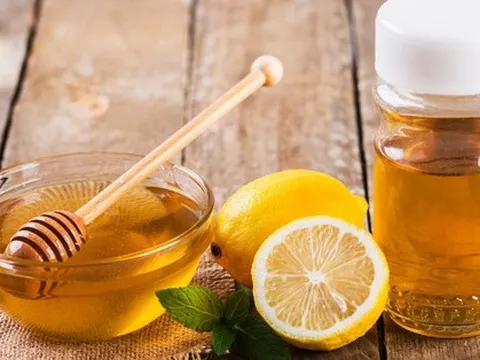 Thêm một trong 3 thứ này vào nước chanh ấm giúp nhỏ bụng, da trẻ lại