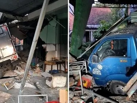 Xe tải tông sập nhà dân, 2 người nằm võng uống nước mía may mắn thoát chết