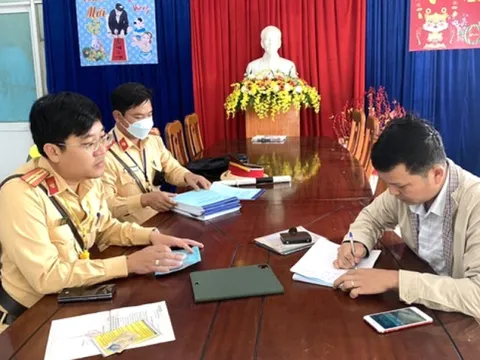 Xử lý tài xế mua tem đăng kiểm giả trên mạng để lưu thông